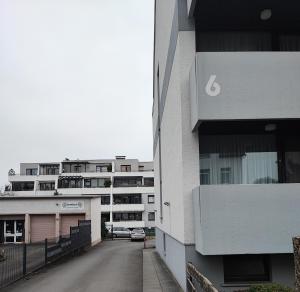una calle vacía delante de un edificio en Appartment zur Ruhe Forsterweg 6, en Hameln