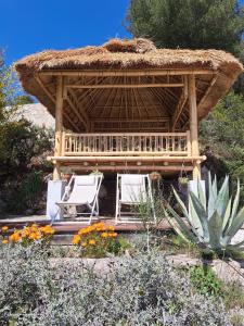 einen Pavillon mit zwei Stühlen und einem Sonnenschirm in der Unterkunft Spacious Dream Villa near Monaco in Roquebrune-Cap-Martin