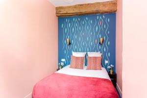 een slaapkamer met een rood bed met een blauw hoofdeinde bij Luxury 3 Bedroom 2 Bathroom Family Loft in Central in Parijs