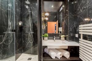 パリにあるLuxury 3 Bedroom 2 Bathroom Family Loft in Centralのバスルーム(シンク、シャワー付)