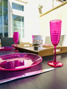 ファイリーにあるSandlingsのテーブル上にピンクのグラス2枚をかけたテーブル