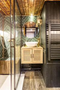 阿爾宗的住宿－La Cachette Perdue, Spa, hammam, vélos，一间带水槽和镜子的浴室