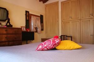 - 2 oreillers installés sur un lit dans une chambre dans l'établissement La Capanna - Stone House, à Lucques