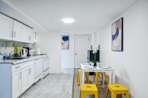 Kjøkken eller kjøkkenkrok på Luxury Lower Ground 2BD Apartment
