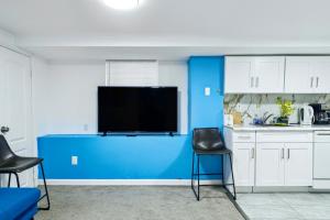 En TV eller et underholdningssystem på Luxury Lower Ground 2BD Apartment