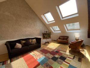 sala de estar con sofá y algunas ventanas en Country house 'Un der Attert', en Boevange-sur-Attert