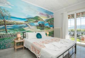 1 dormitorio con una gran pintura en la pared en Villa D'Arte en Kalipádhon