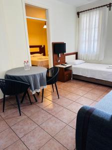 una camera da letto con tavolo e sedie di Görkem Apart Otel a Göcek
