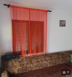 ein Fenster mit roten Vorhängen in einem Zimmer in der Unterkunft Forest Queen in Travnik