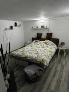 um quarto com uma cama com um edredão amarelo e branco em Privatni smeštaj Zlatko em Sokobanja