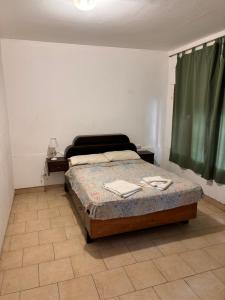 a bedroom with a bed and a green curtain at Tu hogar en Salta La Linda in Salta