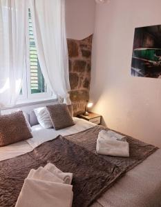 um quarto com 2 camas e toalhas em Beach City Pearls Apartments em Split