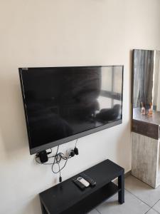 una TV a schermo piatto appesa a un muro di Gentle Breeze Studio 2 ad Amman