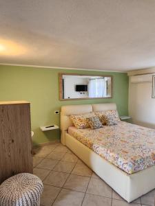 - une chambre avec un lit et une télévision murale dans l'établissement Figu Morisca Silì, à Silì