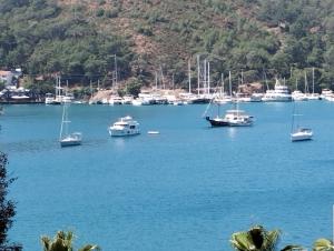 费特希耶Duygu Apart spellbinding sea views的一群船在一大片水中