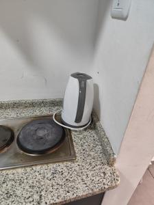 Un grille-pain est installé sur un comptoir dans la cuisine. dans l'établissement Gentle Breeze Studio 2, à Amman