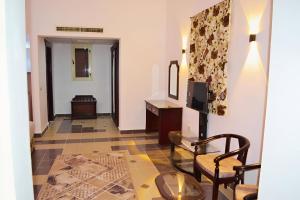 um corredor com uma sala de estar com uma mesa e uma cadeira em Hostmark Zabargad Beach Resort em Abū Ghuşūn
