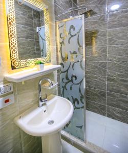 Bagno di Mak Pyramids View