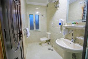 Bagno di Mak Pyramids View