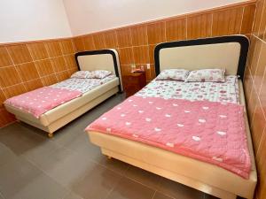 pokój z 2 łóżkami w pokoju w obiekcie LAN168 w mieście Long Hai