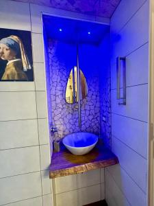 a bathroom with a bowl sink and a mirror at Del Regno Holiday House in Pompei