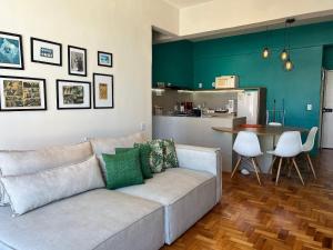 a living room with a couch and a kitchen at Mar, Lagoa, Vista Incrível em Ipanema in Rio de Janeiro