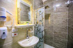 un bagno con lavandino e doccia di Mak Pyramids View a Il Cairo