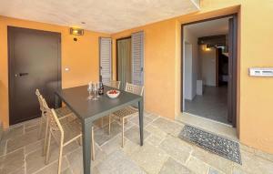 einen schwarzen Tisch und Stühle auf einer Terrasse in der Unterkunft 2 Bedroom Gorgeous Apartment In Castel Focognano in Castel Focognano