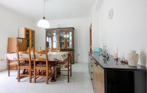 uma sala de jantar com uma mesa e algumas cadeiras em Amazing Home In Senerchia With Kitchenette em Senerchia
