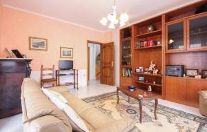 uma sala de estar com um sofá e uma mesa em Amazing Home In Senerchia With Kitchenette em Senerchia