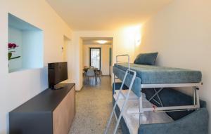 Zimmer mit 2 Etagenbetten und einem TV in der Unterkunft 2 Bedroom Gorgeous Apartment In Castel Focognano in Castel Focognano