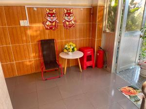 Pokój ze stołem, małym stołem i krzesłami w obiekcie LAN168 w mieście Long Hai
