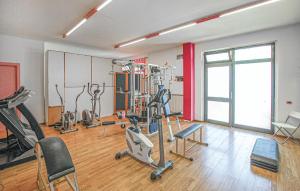einen Fitnessraum mit mehreren Trainingsgeräten in einem Raum in der Unterkunft Nice Apartment In Tuoro Sul Trasimeno With Kitchen in Tuoro sul Trasimeno
