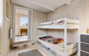 מיטה או מיטות קומותיים בחדר ב-Awesome Home In Otterup With Kitchen