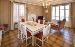 uma sala de jantar com mesa e cadeiras em 2 Bedroom Nice Home In Moustiers-sainte-marie em Moustiers-Sainte-Marie