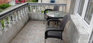 una mesa y 2 sillas sentadas en un balcón en Hostel Dada en Mostar