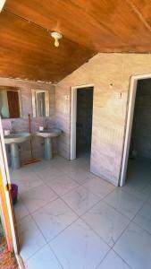 La salle de bains est pourvue de 2 lavabos et de 2 miroirs. dans l'établissement Blue Bus Camp Resort, à Nuweiba