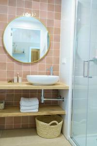 a bathroom with a sink and a mirror at Sød I Tiny house in Epe