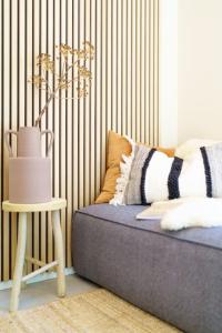 a room with a couch and a table with a lamp at Sød I Tiny house in Epe