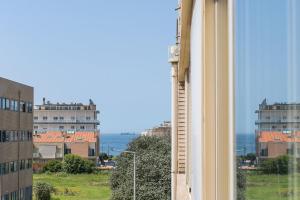 una ventana con vistas a la ciudad en GuestReady - My Home in Leça, en Leça da Palmeira