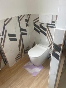 baño con aseo blanco en una habitación en Casa vacanze Abbazia, en Serravalle Scrivia