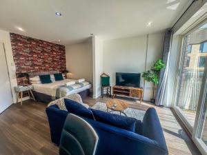 ケンブリッジにあるFruitTrees Serviced Apartmentのリビングルーム(ベッド1台、ソファ付)、ベッドルーム1室が備わります。