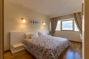 un dormitorio con una cama y una ventana en GuestReady - Cozy Luis I Apartment, en Vila Nova de Gaia