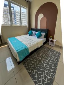 Un dormitorio con una cama grande con almohadas azules. en Palmyra Residence Whole Condo, en Kajang