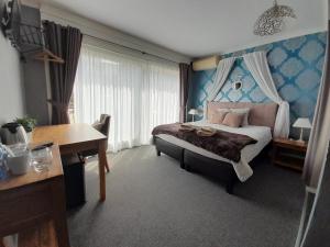 um quarto de hotel com uma cama e uma secretária em Juliette's em Ypres