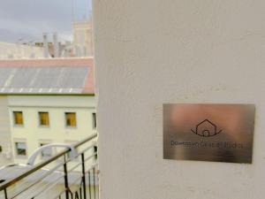 una señal en el lateral de un edificio en Downtown Doublet Studios, en Budapest