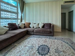 - un salon avec un canapé et une grande fenêtre dans l'établissement Palmyra Residence Whole Condo, à Kajang