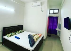 ein Schlafzimmer mit einem Bett mit einer blauen Tasse drauf in der Unterkunft Hotel Abhinov in Dibrugarh
