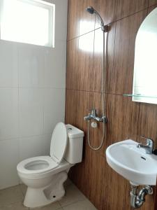 ein Bad mit einem WC und einem Waschbecken in der Unterkunft Kost Mandala Residence Official (Syariah) in Jakarta