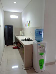 eine kleine Küche mit einer Theke und einem Kühlschrank in der Unterkunft Kost Mandala Residence Official (Syariah) in Jakarta